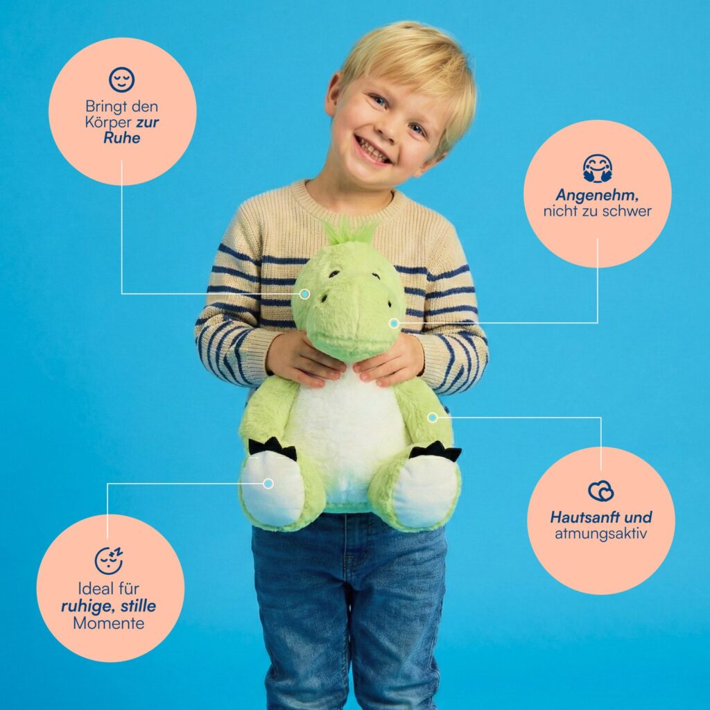 Lächelnder blonder Junge hält einen grünen Dinosaurier-Kuscheltier mit weißem Bauch, Infografik zu Vorteilen