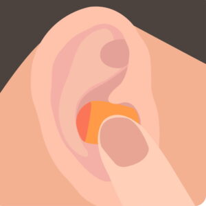 Finger steckt orange Ohrstöpsel in Ohr